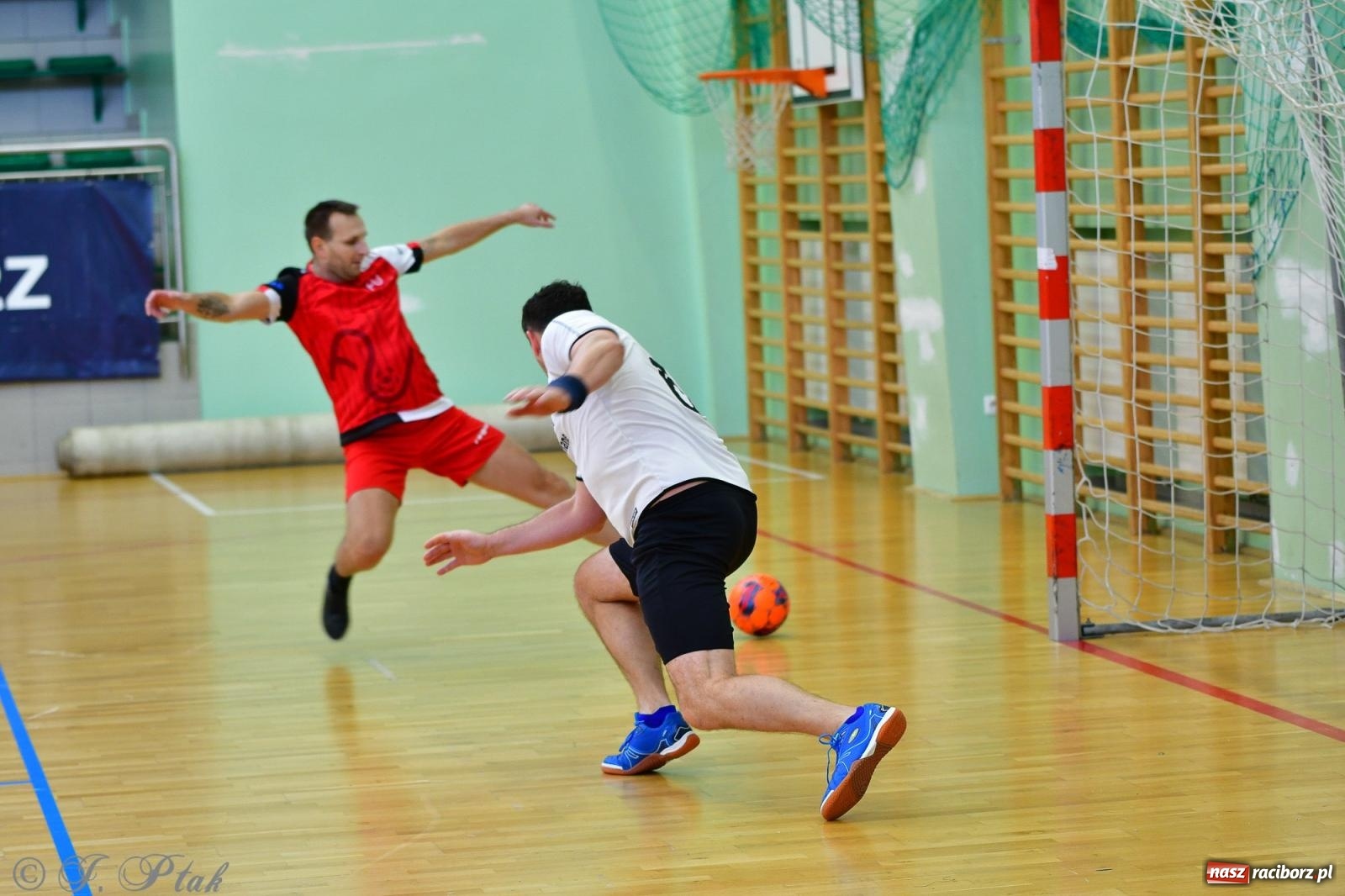 Zdjęcie w galerii na portalu naszraciborz.pl: Rodzice młodych piłkarzy rywalizowali w hali OSiR Racibórz [FOTO] wiadomości z regionu