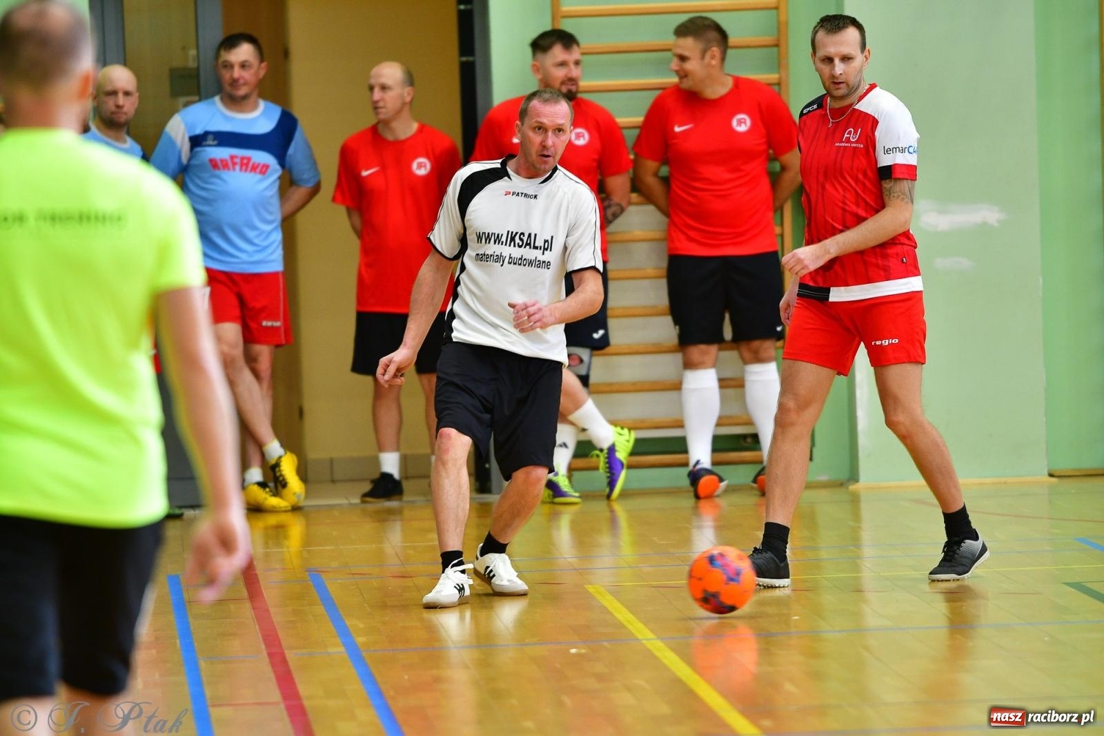 Zdjęcie w galerii na portalu naszraciborz.pl: Rodzice młodych piłkarzy rywalizowali w hali OSiR Racibórz [FOTO] wiadomości z regionu