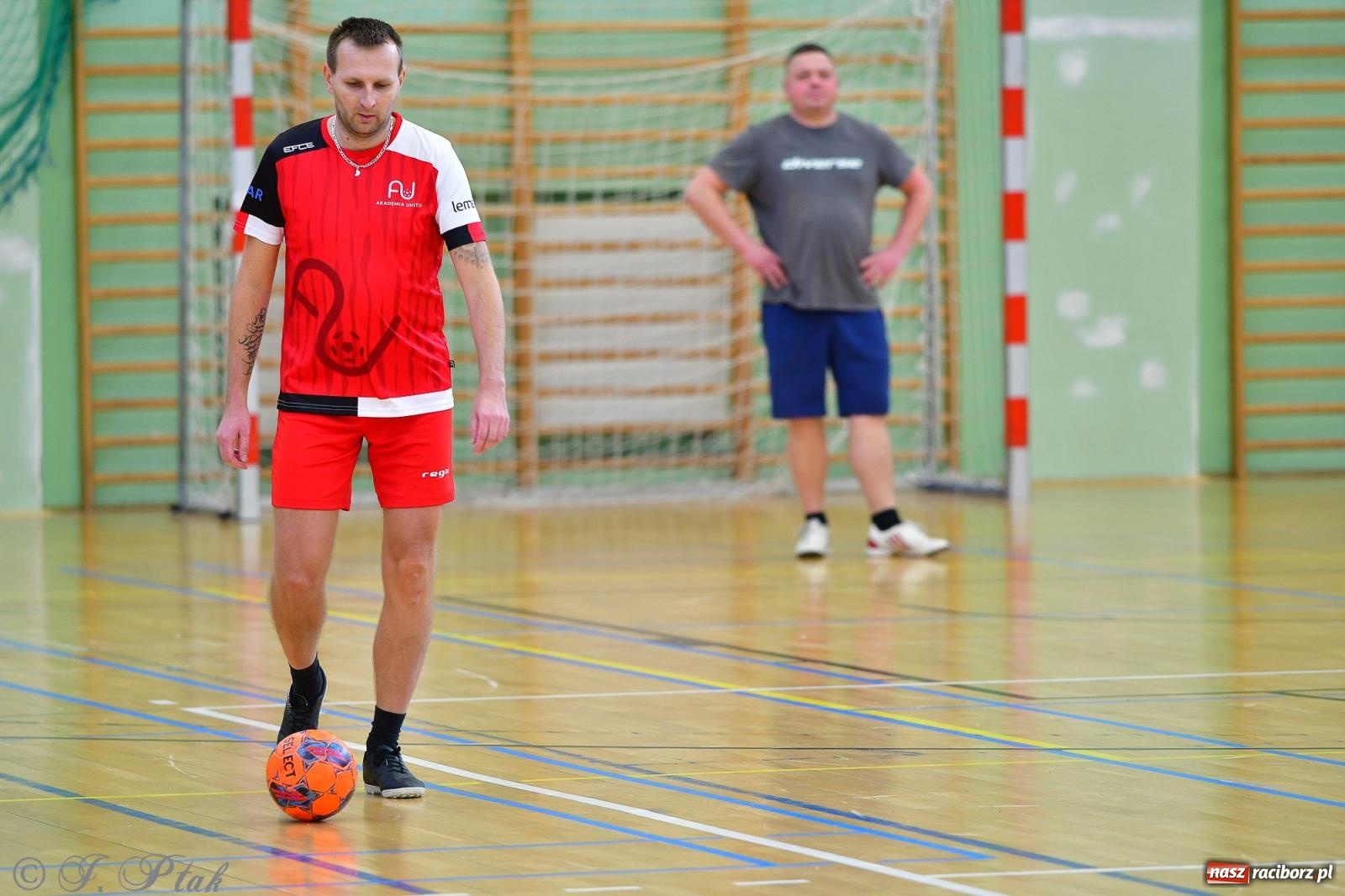 Zdjęcie w galerii na portalu naszraciborz.pl: Rodzice młodych piłkarzy rywalizowali w hali OSiR Racibórz [FOTO] wiadomości z regionu