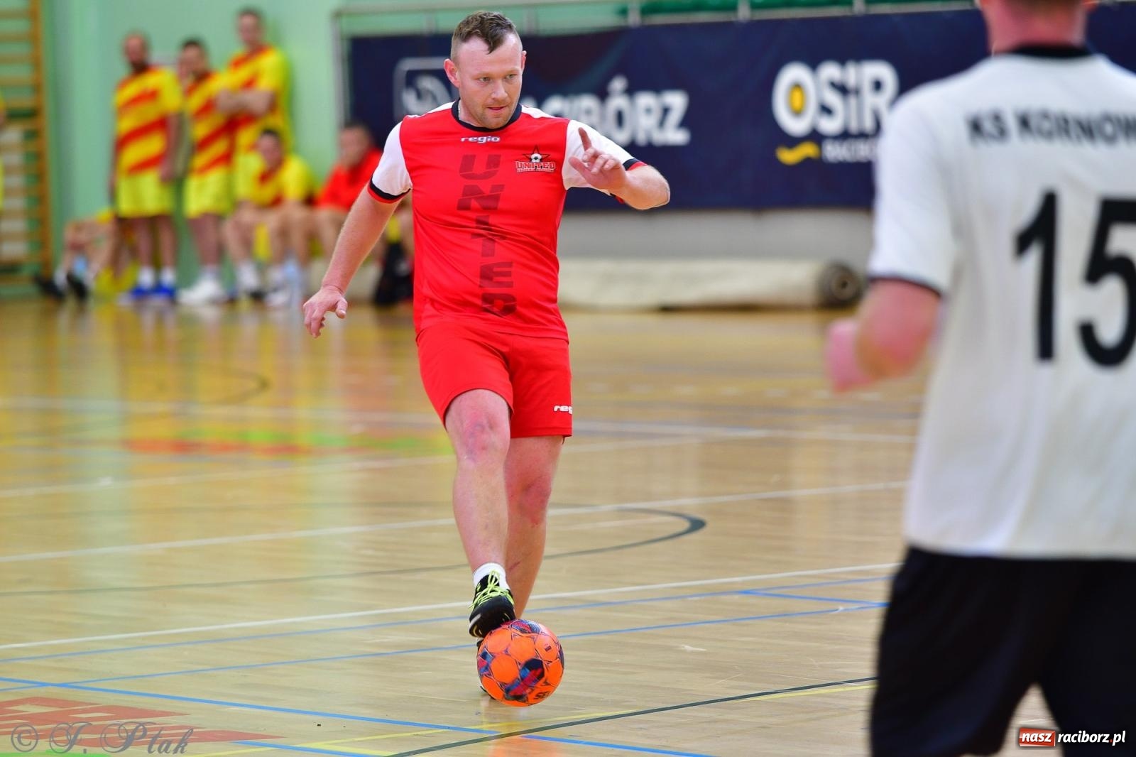 Zdjęcie w galerii na portalu naszraciborz.pl: Rodzice młodych piłkarzy rywalizowali w hali OSiR Racibórz [FOTO] wiadomości z regionu