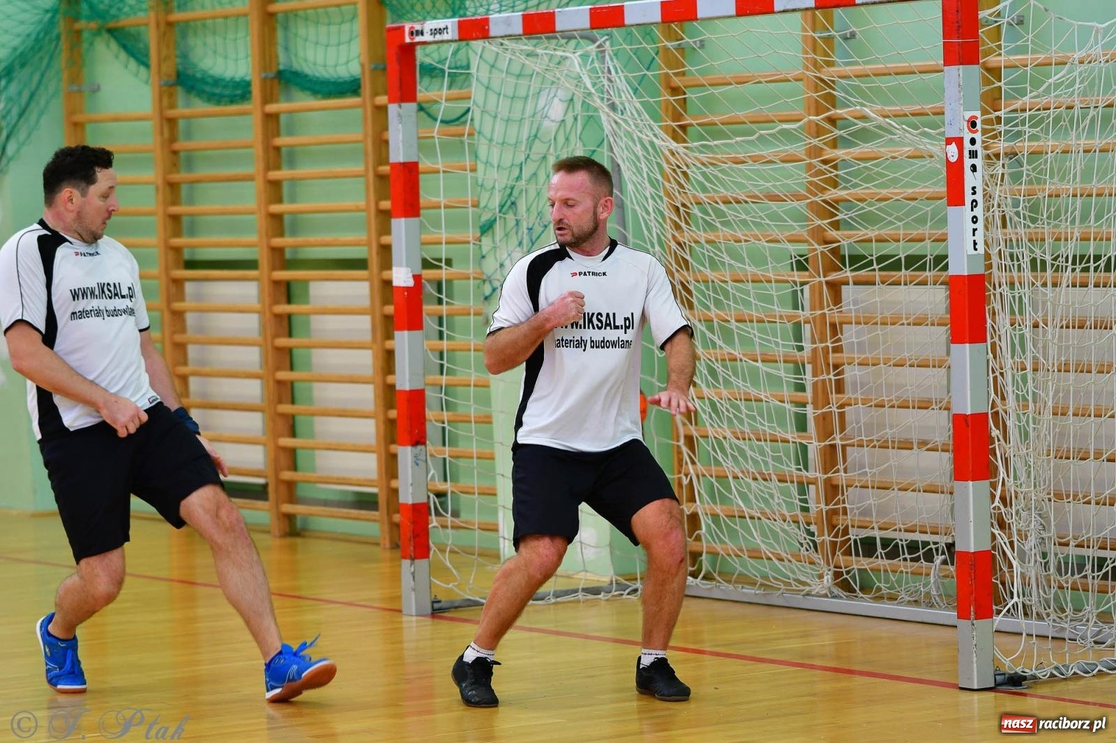 Zdjęcie w galerii na portalu naszraciborz.pl: Rodzice młodych piłkarzy rywalizowali w hali OSiR Racibórz [FOTO] wiadomości z regionu