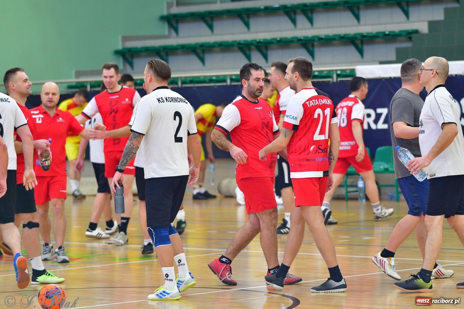 Zdjęcie w galerii na portalu naszraciborz.pl: Rodzice młodych piłkarzy rywalizowali w hali OSiR Racibórz [FOTO] wiadomości z regionu