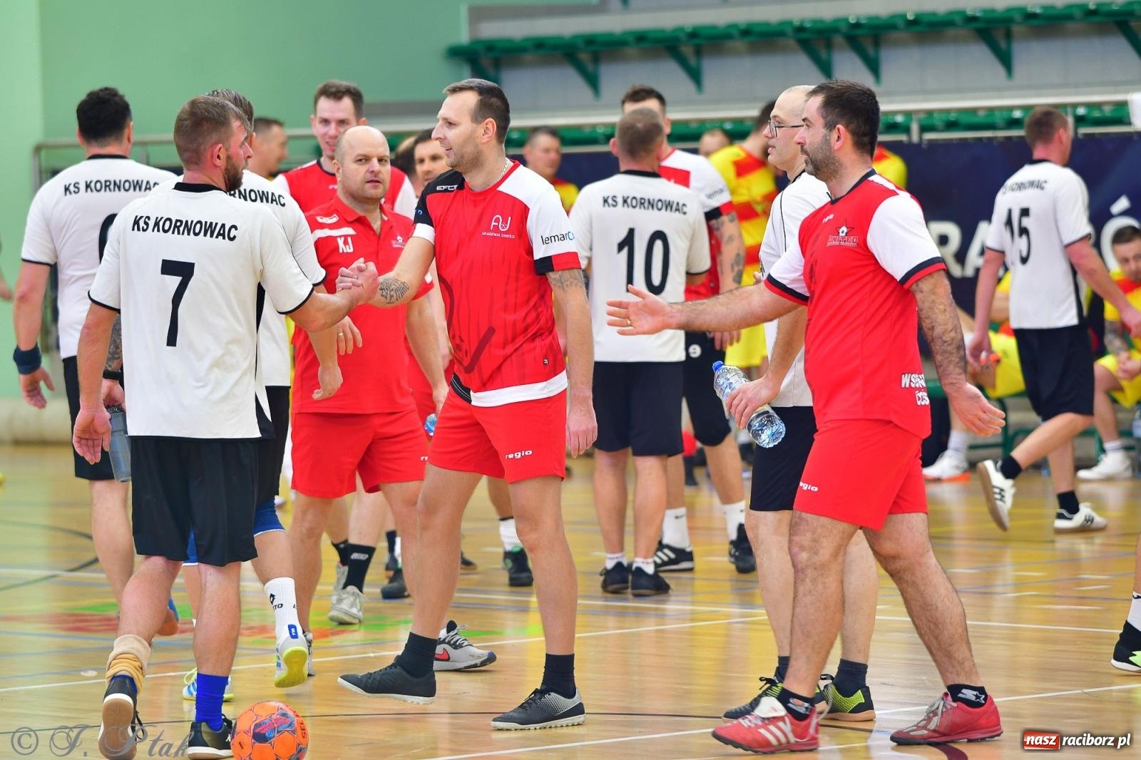 Zdjęcie w galerii na portalu naszraciborz.pl: Rodzice młodych piłkarzy rywalizowali w hali OSiR Racibórz [FOTO] wiadomości z regionu