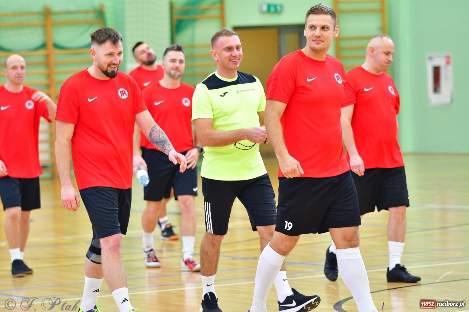 Zdjęcie w galerii na portalu naszraciborz.pl: Rodzice młodych piłkarzy rywalizowali w hali OSiR Racibórz [FOTO] wiadomości z regionu