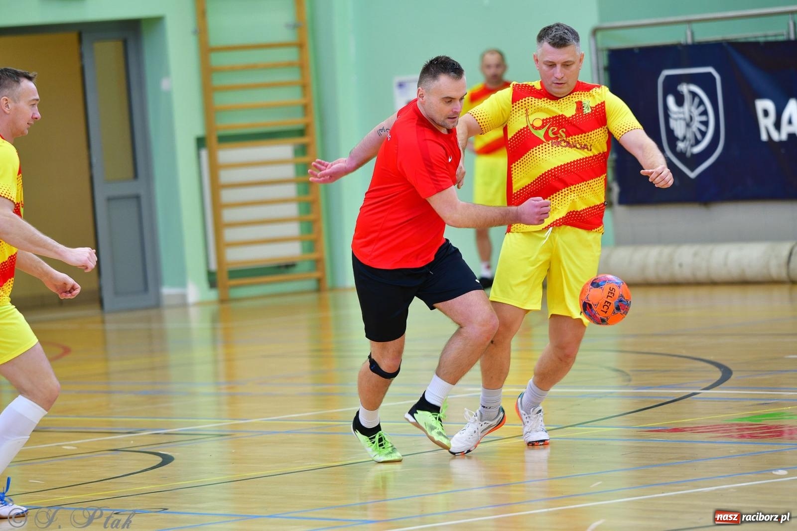 Zdjęcie w galerii na portalu naszraciborz.pl: Rodzice młodych piłkarzy rywalizowali w hali OSiR Racibórz [FOTO] wiadomości z regionu