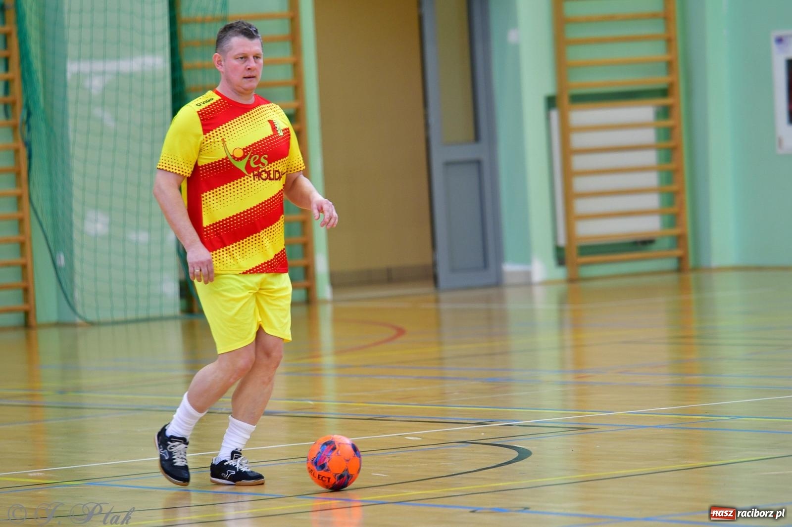 Zdjęcie w galerii na portalu naszraciborz.pl: Rodzice młodych piłkarzy rywalizowali w hali OSiR Racibórz [FOTO] wiadomości z regionu