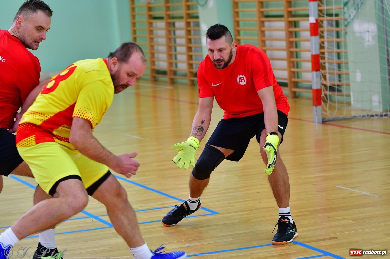 Zdjęcie w galerii na portalu naszraciborz.pl: Rodzice młodych piłkarzy rywalizowali w hali OSiR Racibórz [FOTO] wiadomości z regionu