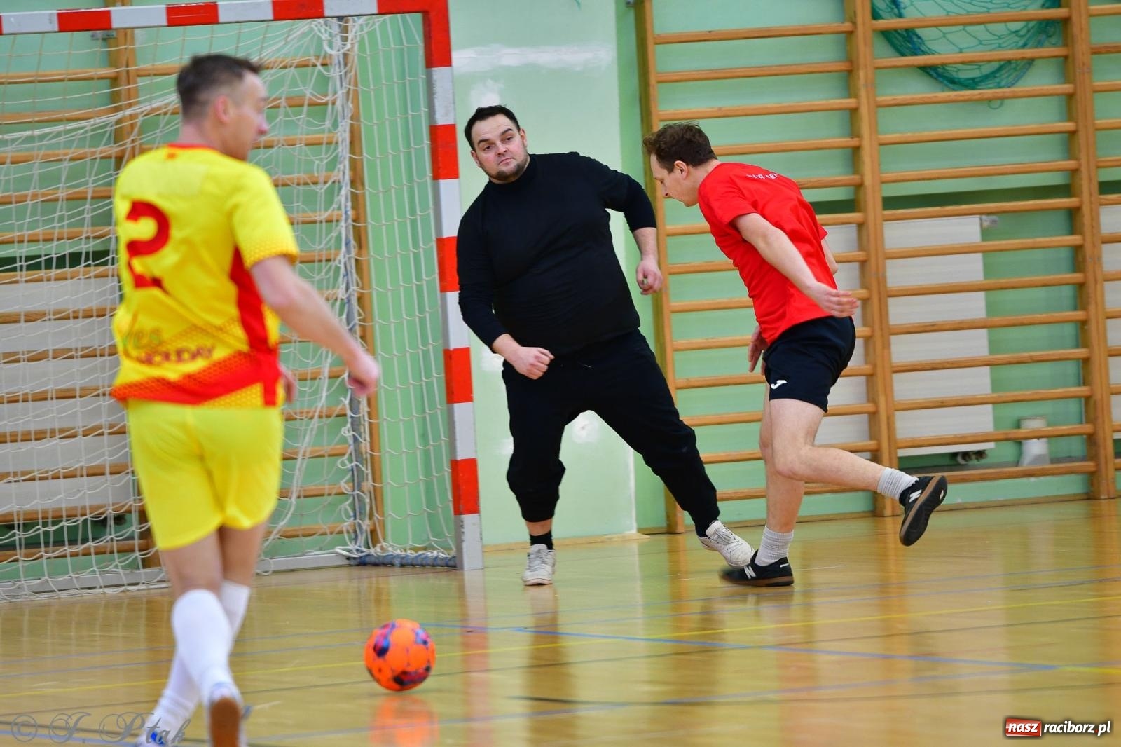 Zdjęcie w galerii na portalu naszraciborz.pl: Rodzice młodych piłkarzy rywalizowali w hali OSiR Racibórz [FOTO] wiadomości z regionu