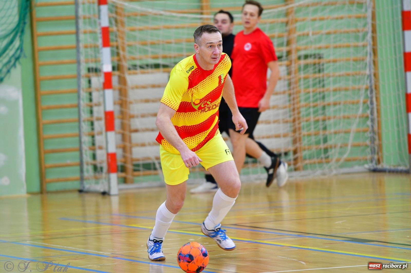 Zdjęcie w galerii na portalu naszraciborz.pl: Rodzice młodych piłkarzy rywalizowali w hali OSiR Racibórz [FOTO] wiadomości z regionu