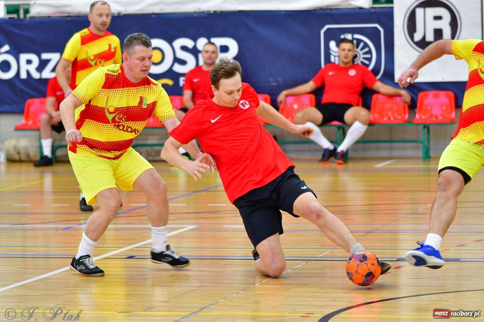 Zdjęcie w galerii na portalu naszraciborz.pl: Rodzice młodych piłkarzy rywalizowali w hali OSiR Racibórz [FOTO] wiadomości z regionu