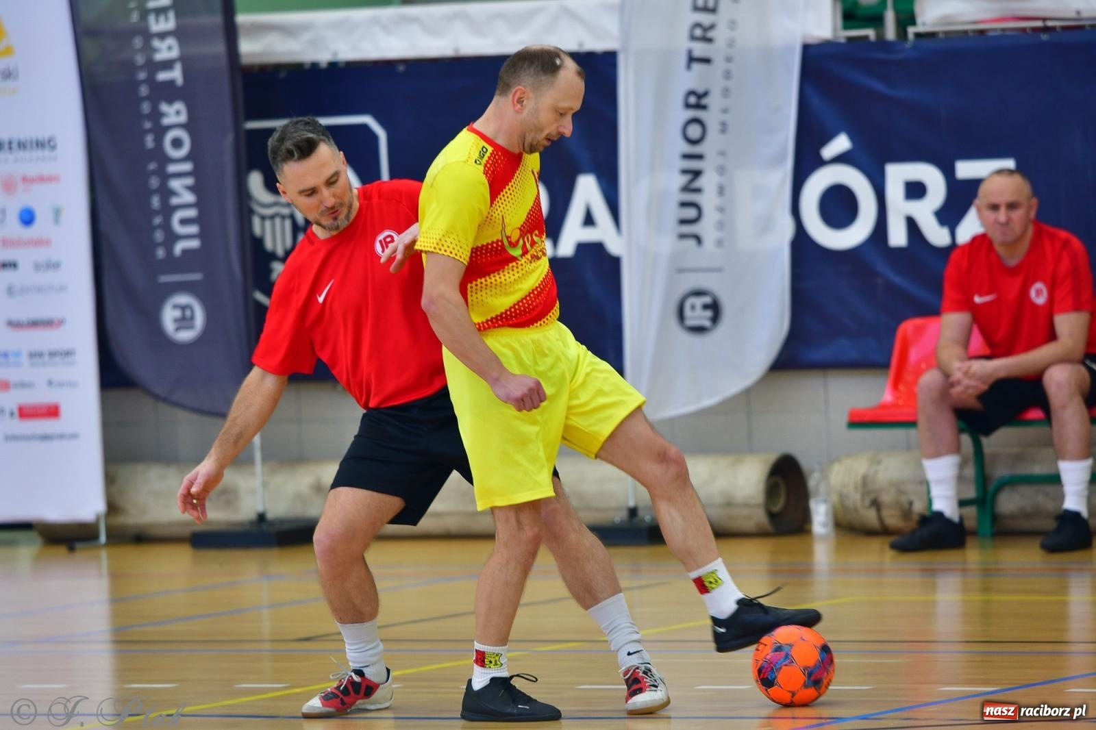 Zdjęcie w galerii na portalu naszraciborz.pl: Rodzice młodych piłkarzy rywalizowali w hali OSiR Racibórz [FOTO] wiadomości z regionu