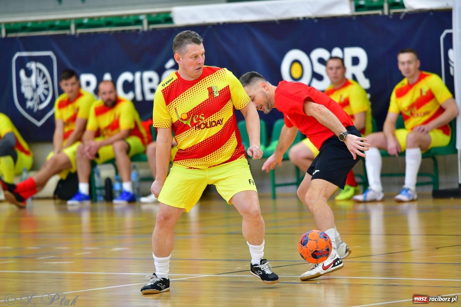 Zdjęcie w galerii na portalu naszraciborz.pl: Rodzice młodych piłkarzy rywalizowali w hali OSiR Racibórz [FOTO] wiadomości z regionu