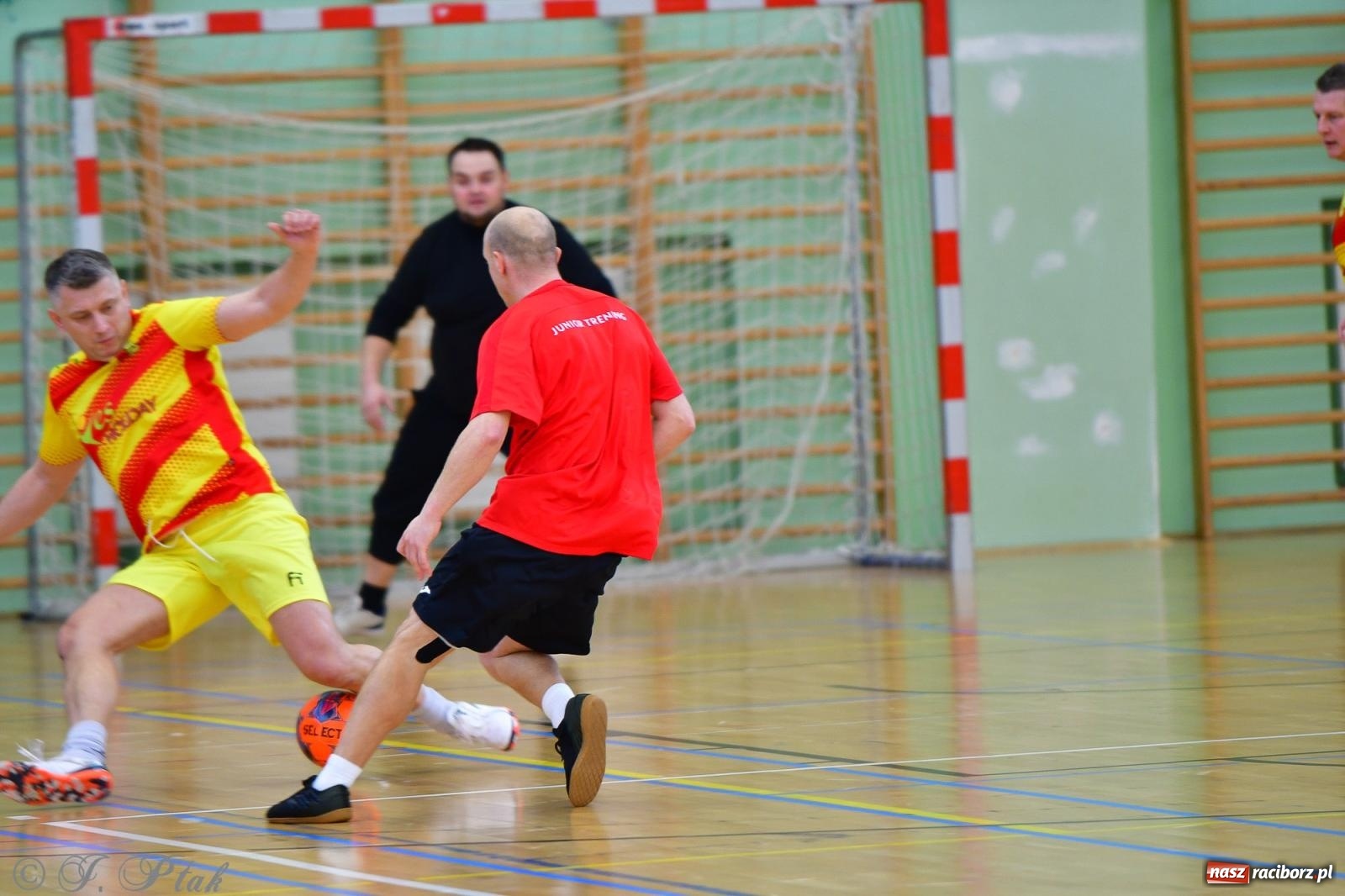Zdjęcie w galerii na portalu naszraciborz.pl: Rodzice młodych piłkarzy rywalizowali w hali OSiR Racibórz [FOTO] wiadomości z regionu