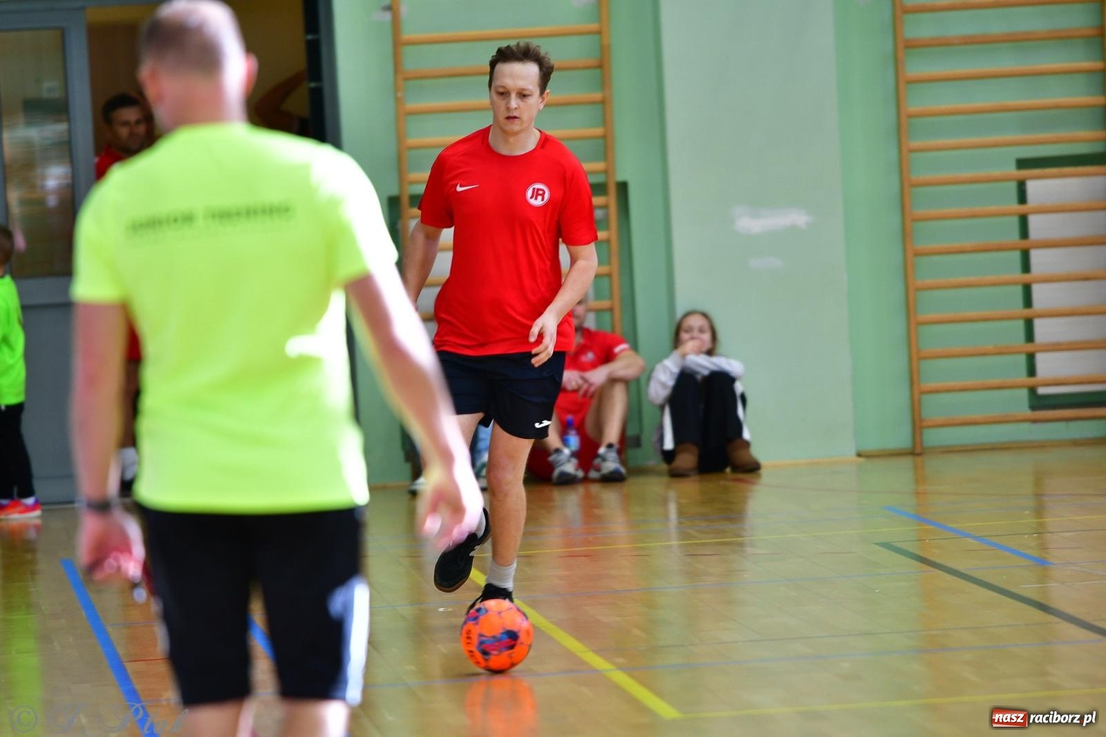 Zdjęcie w galerii na portalu naszraciborz.pl: Rodzice młodych piłkarzy rywalizowali w hali OSiR Racibórz [FOTO] wiadomości z regionu