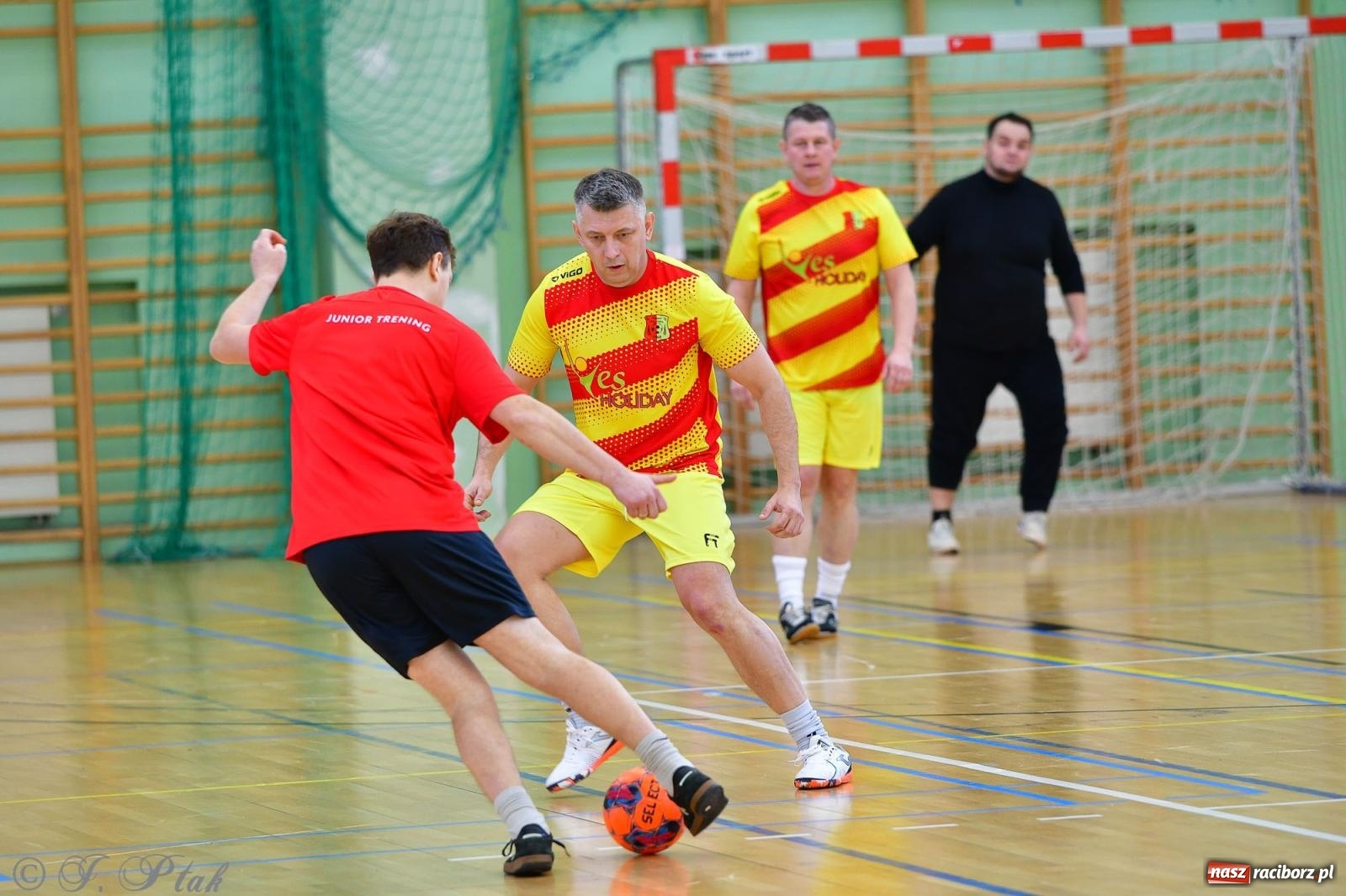 Zdjęcie w galerii na portalu naszraciborz.pl: Rodzice młodych piłkarzy rywalizowali w hali OSiR Racibórz [FOTO] wiadomości z regionu