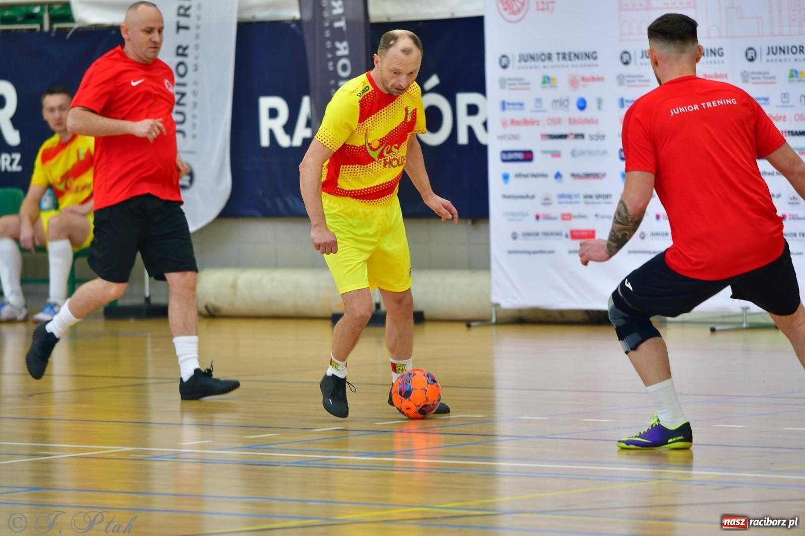 Zdjęcie w galerii na portalu naszraciborz.pl: Rodzice młodych piłkarzy rywalizowali w hali OSiR Racibórz [FOTO] wiadomości z regionu
