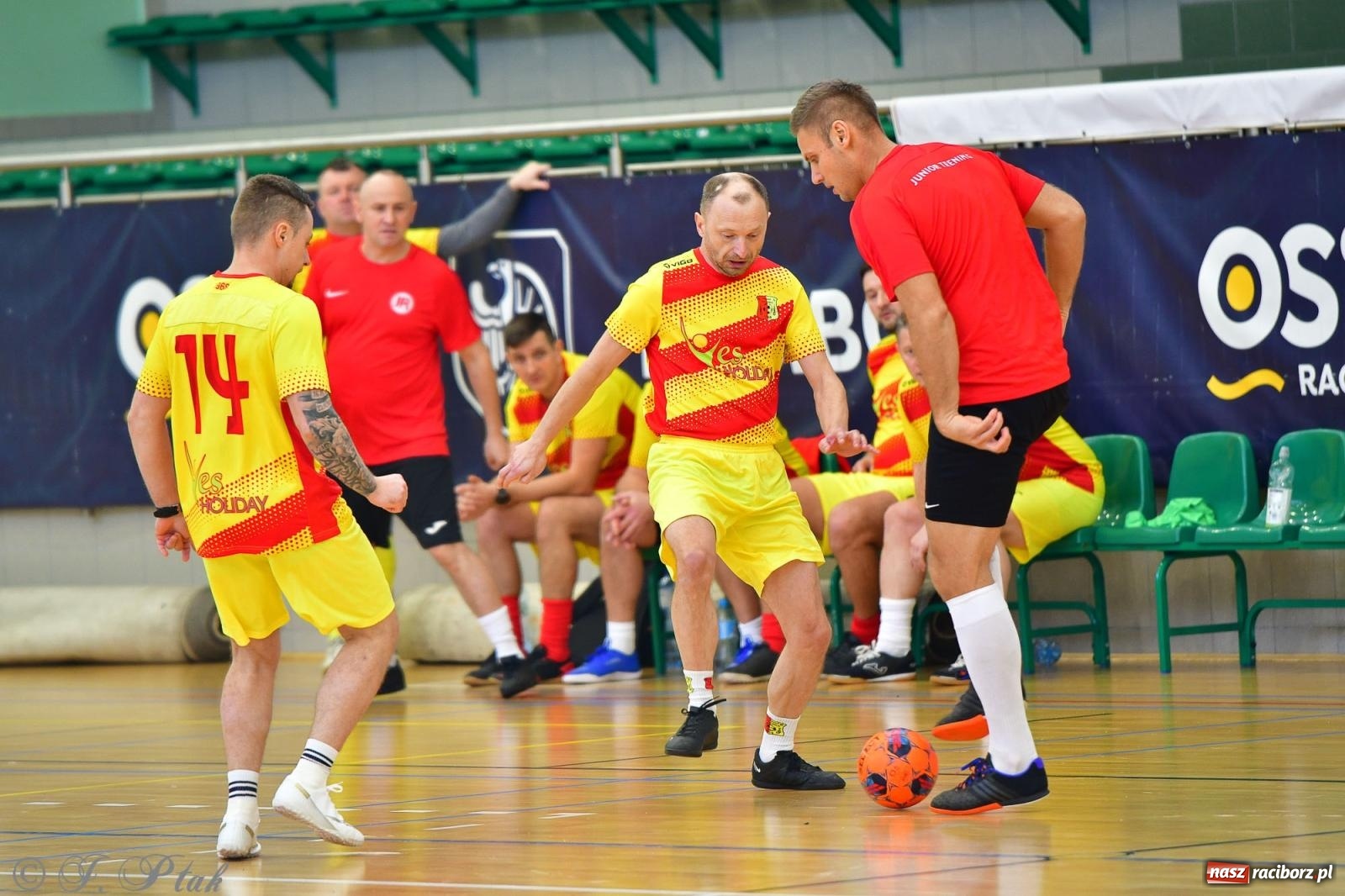 Zdjęcie w galerii na portalu naszraciborz.pl: Rodzice młodych piłkarzy rywalizowali w hali OSiR Racibórz [FOTO] wiadomości z regionu