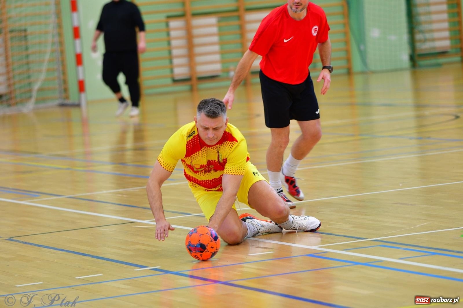 Zdjęcie w galerii na portalu naszraciborz.pl: Rodzice młodych piłkarzy rywalizowali w hali OSiR Racibórz [FOTO] wiadomości z regionu