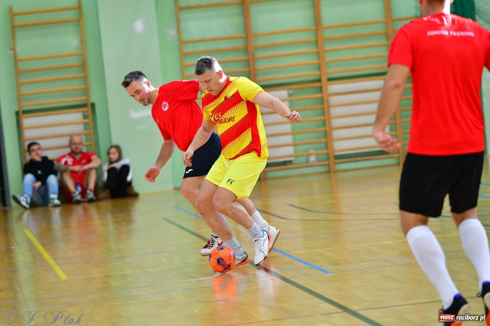 Zdjęcie w galerii na portalu naszraciborz.pl: Rodzice młodych piłkarzy rywalizowali w hali OSiR Racibórz [FOTO] wiadomości z regionu