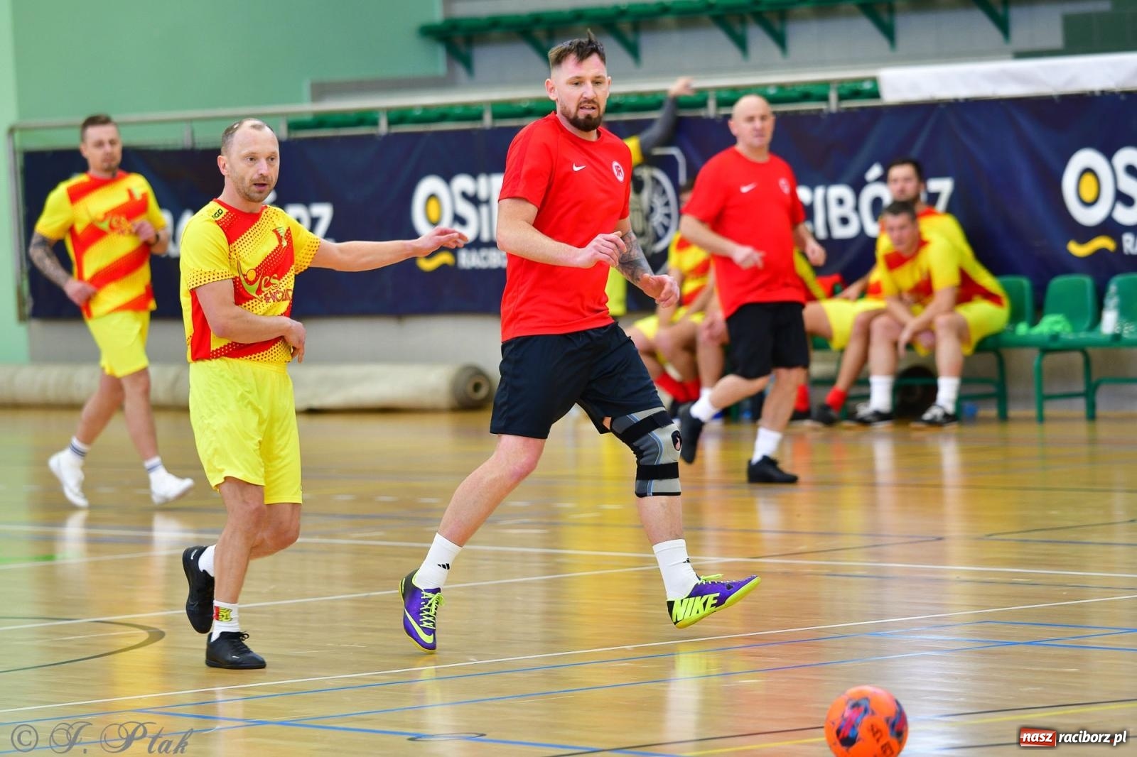 Zdjęcie w galerii na portalu naszraciborz.pl: Rodzice młodych piłkarzy rywalizowali w hali OSiR Racibórz [FOTO] wiadomości z regionu