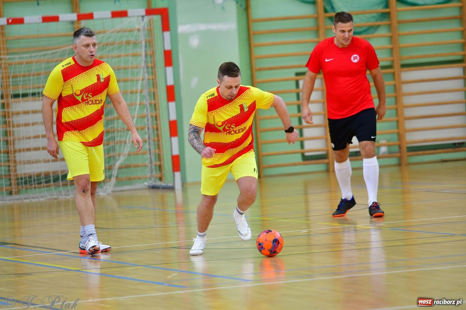 Zdjęcie w galerii na portalu naszraciborz.pl: Rodzice młodych piłkarzy rywalizowali w hali OSiR Racibórz [FOTO] wiadomości z regionu