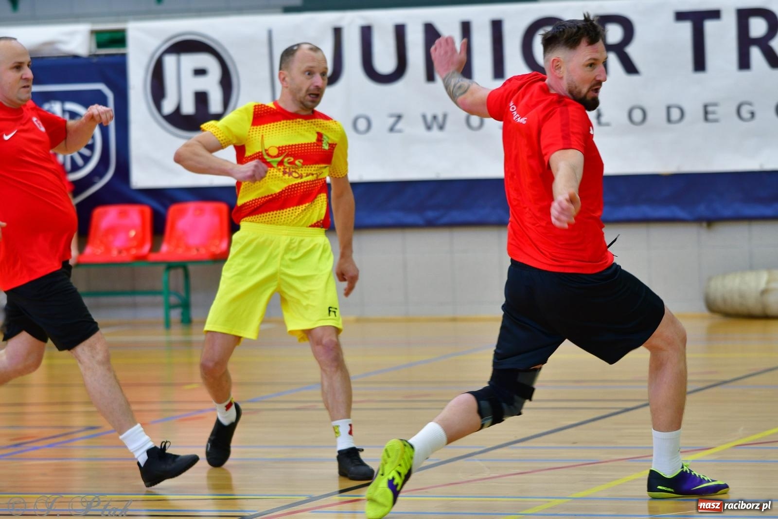 Zdjęcie w galerii na portalu naszraciborz.pl: Rodzice młodych piłkarzy rywalizowali w hali OSiR Racibórz [FOTO] wiadomości z regionu