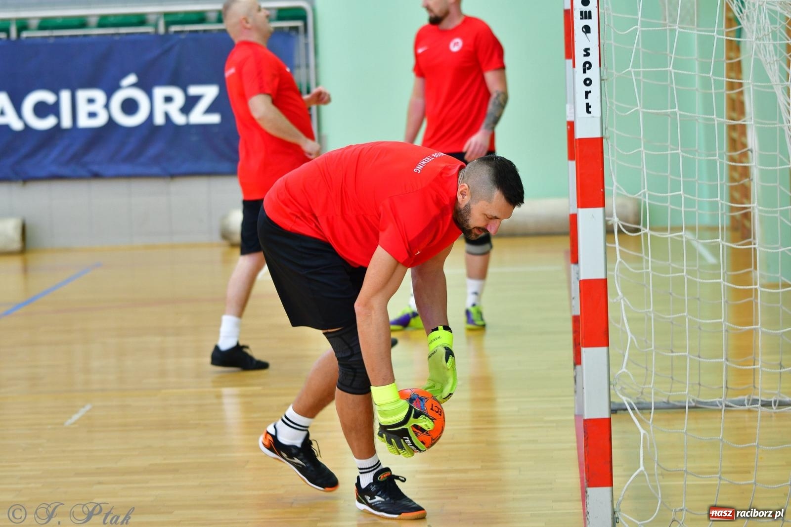 Zdjęcie w galerii na portalu naszraciborz.pl: Rodzice młodych piłkarzy rywalizowali w hali OSiR Racibórz [FOTO] wiadomości z regionu