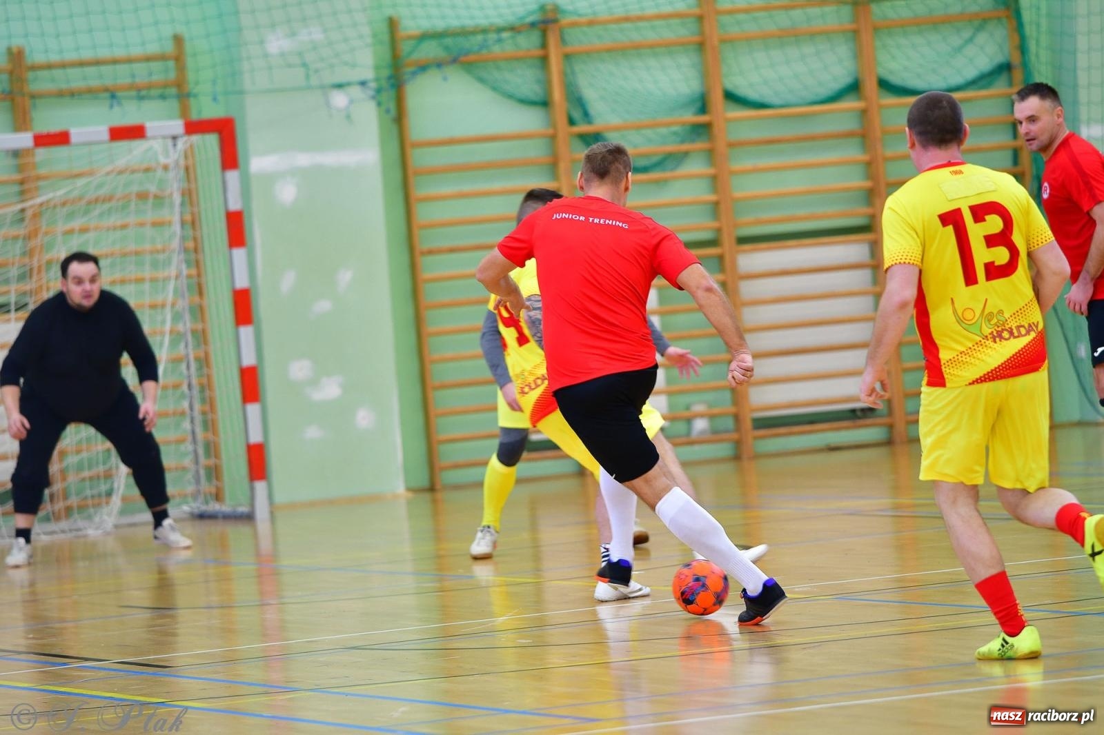 Zdjęcie w galerii na portalu naszraciborz.pl: Rodzice młodych piłkarzy rywalizowali w hali OSiR Racibórz [FOTO] wiadomości z regionu