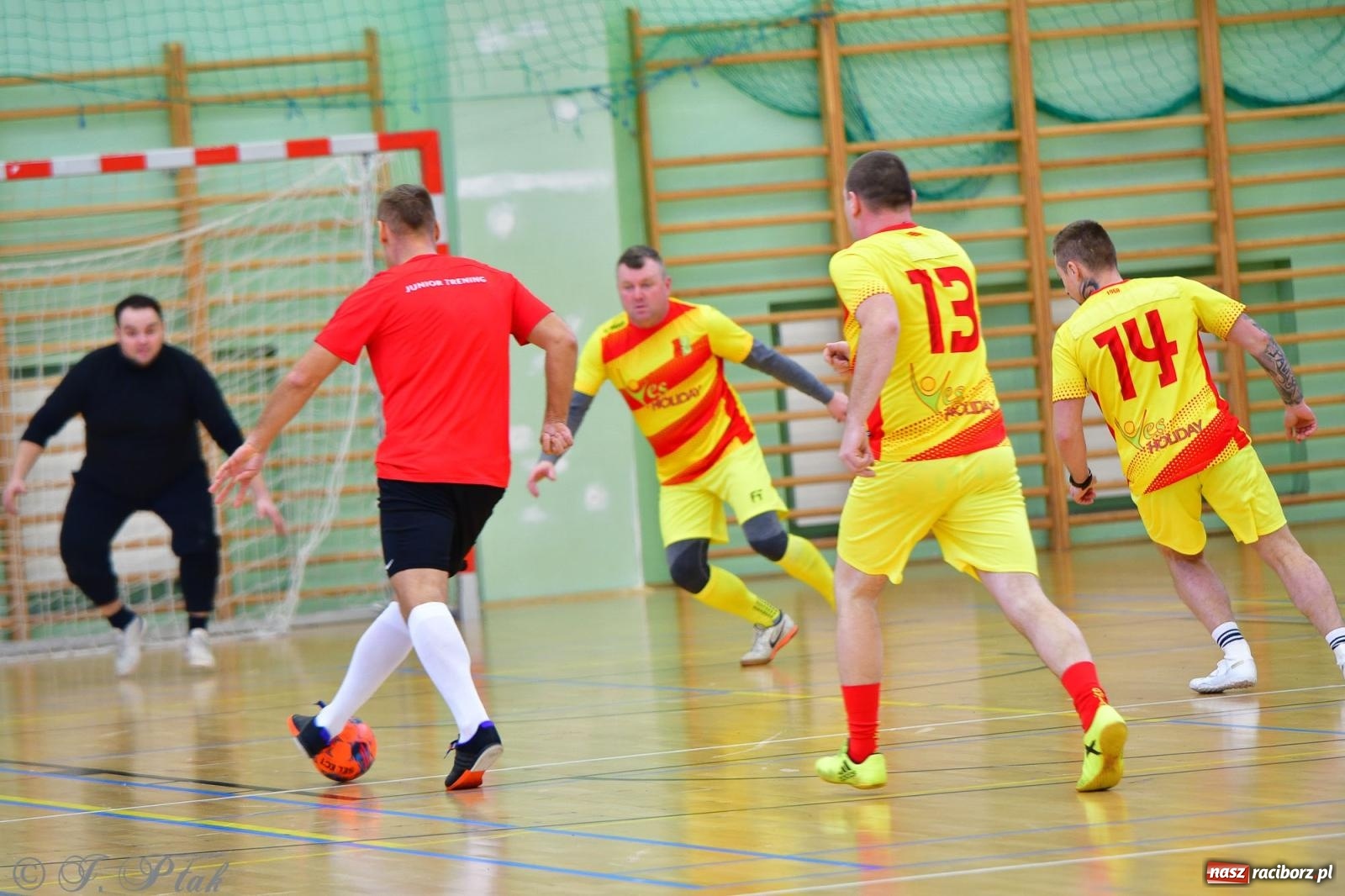 Zdjęcie w galerii na portalu naszraciborz.pl: Rodzice młodych piłkarzy rywalizowali w hali OSiR Racibórz [FOTO] wiadomości z regionu
