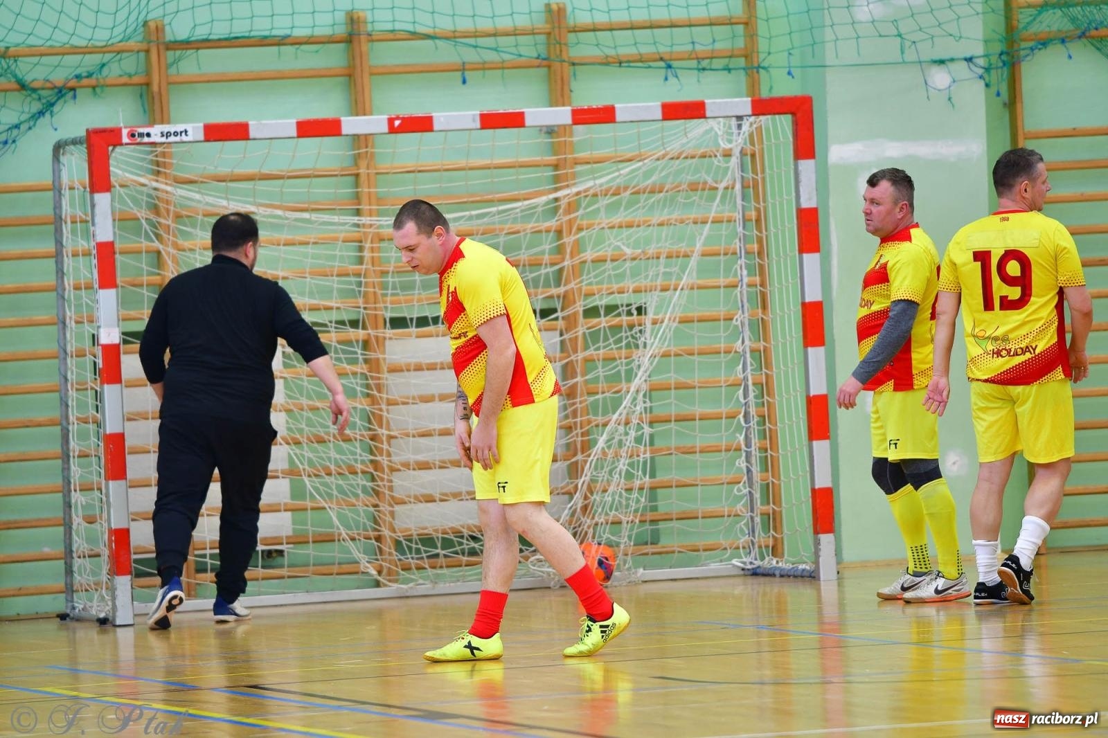 Zdjęcie w galerii na portalu naszraciborz.pl: Rodzice młodych piłkarzy rywalizowali w hali OSiR Racibórz [FOTO] wiadomości z regionu