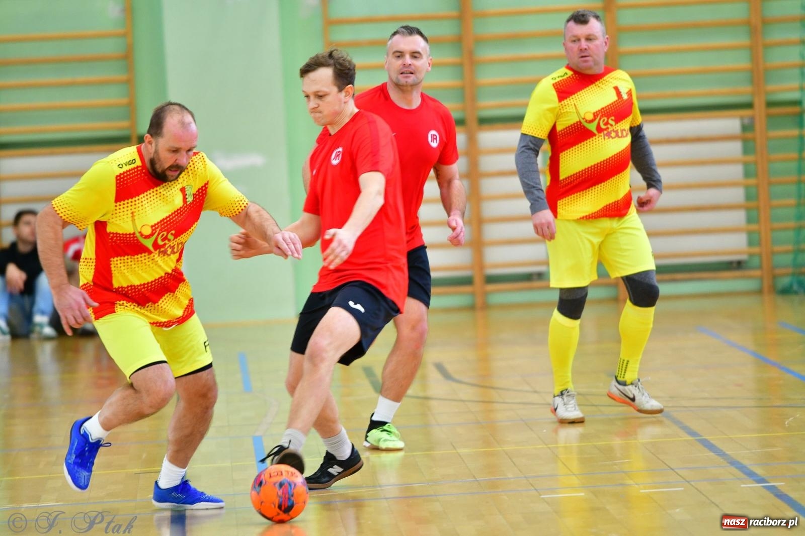 Zdjęcie w galerii na portalu naszraciborz.pl: Rodzice młodych piłkarzy rywalizowali w hali OSiR Racibórz [FOTO] wiadomości z regionu
