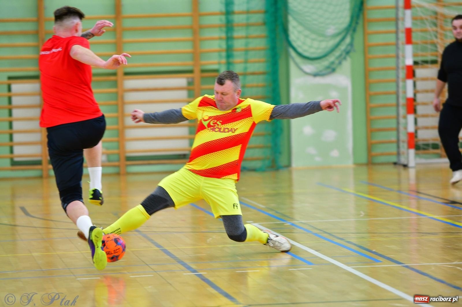 Zdjęcie w galerii na portalu naszraciborz.pl: Rodzice młodych piłkarzy rywalizowali w hali OSiR Racibórz [FOTO] wiadomości z regionu