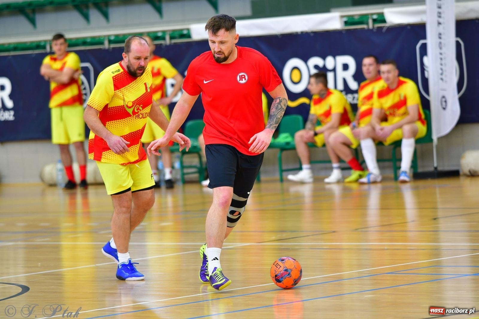 Zdjęcie w galerii na portalu naszraciborz.pl: Rodzice młodych piłkarzy rywalizowali w hali OSiR Racibórz [FOTO] wiadomości z regionu