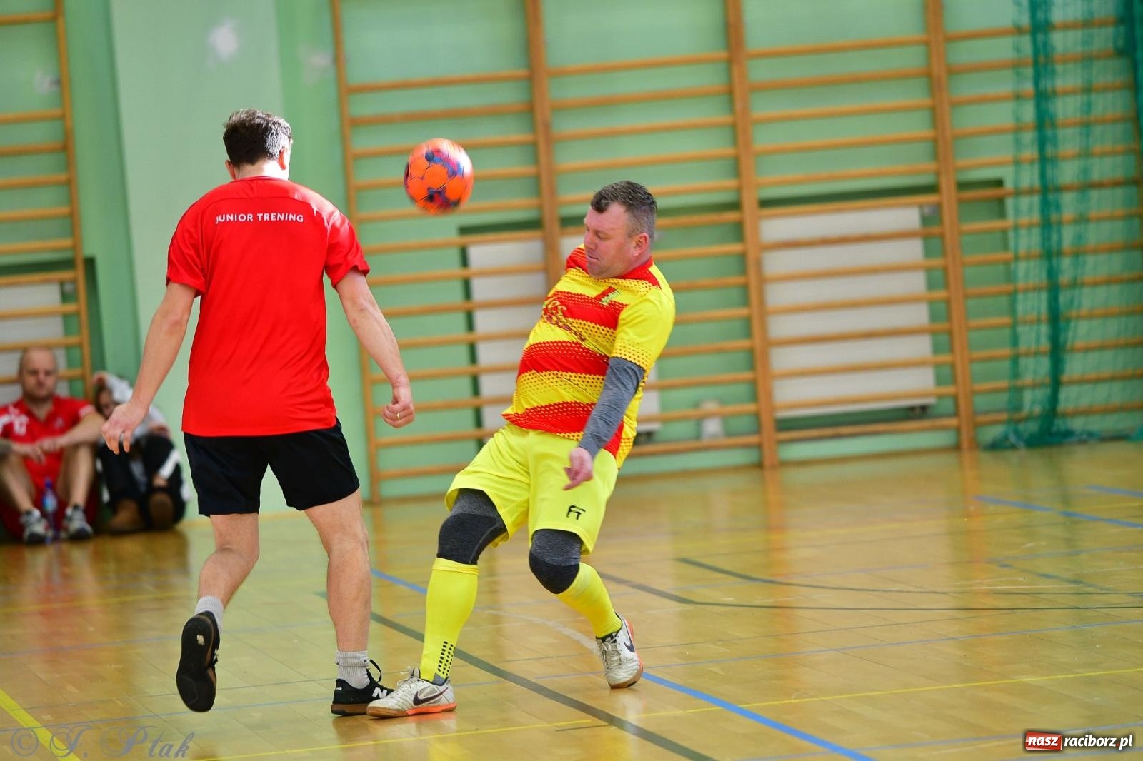 Zdjęcie w galerii na portalu naszraciborz.pl: Rodzice młodych piłkarzy rywalizowali w hali OSiR Racibórz [FOTO] wiadomości z regionu