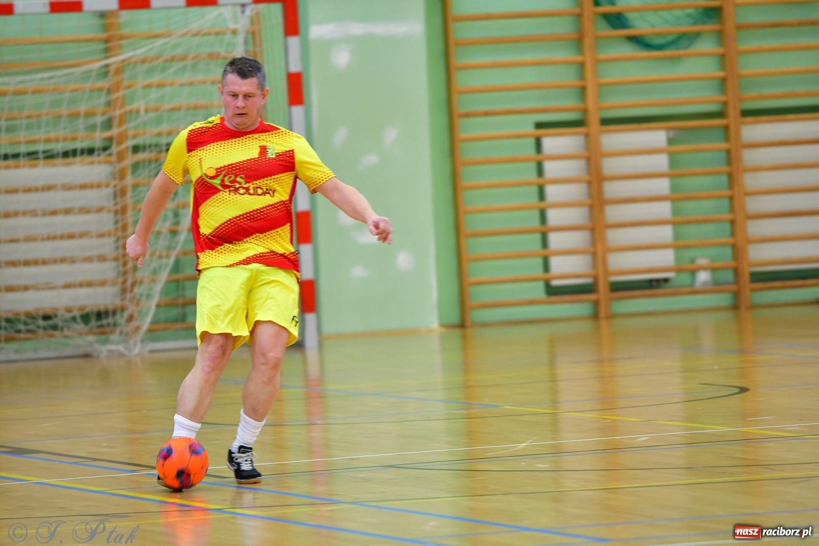 Zdjęcie w galerii na portalu naszraciborz.pl: Rodzice młodych piłkarzy rywalizowali w hali OSiR Racibórz [FOTO] wiadomości z regionu