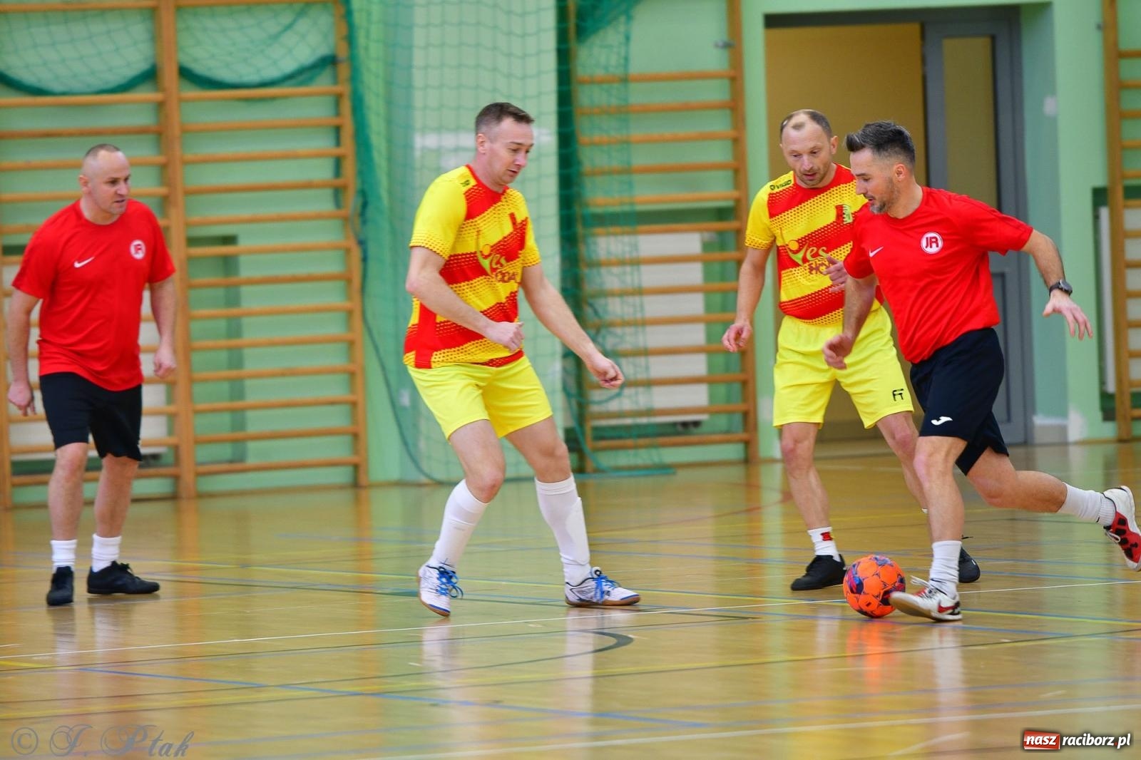 Zdjęcie w galerii na portalu naszraciborz.pl: Rodzice młodych piłkarzy rywalizowali w hali OSiR Racibórz [FOTO] wiadomości z regionu