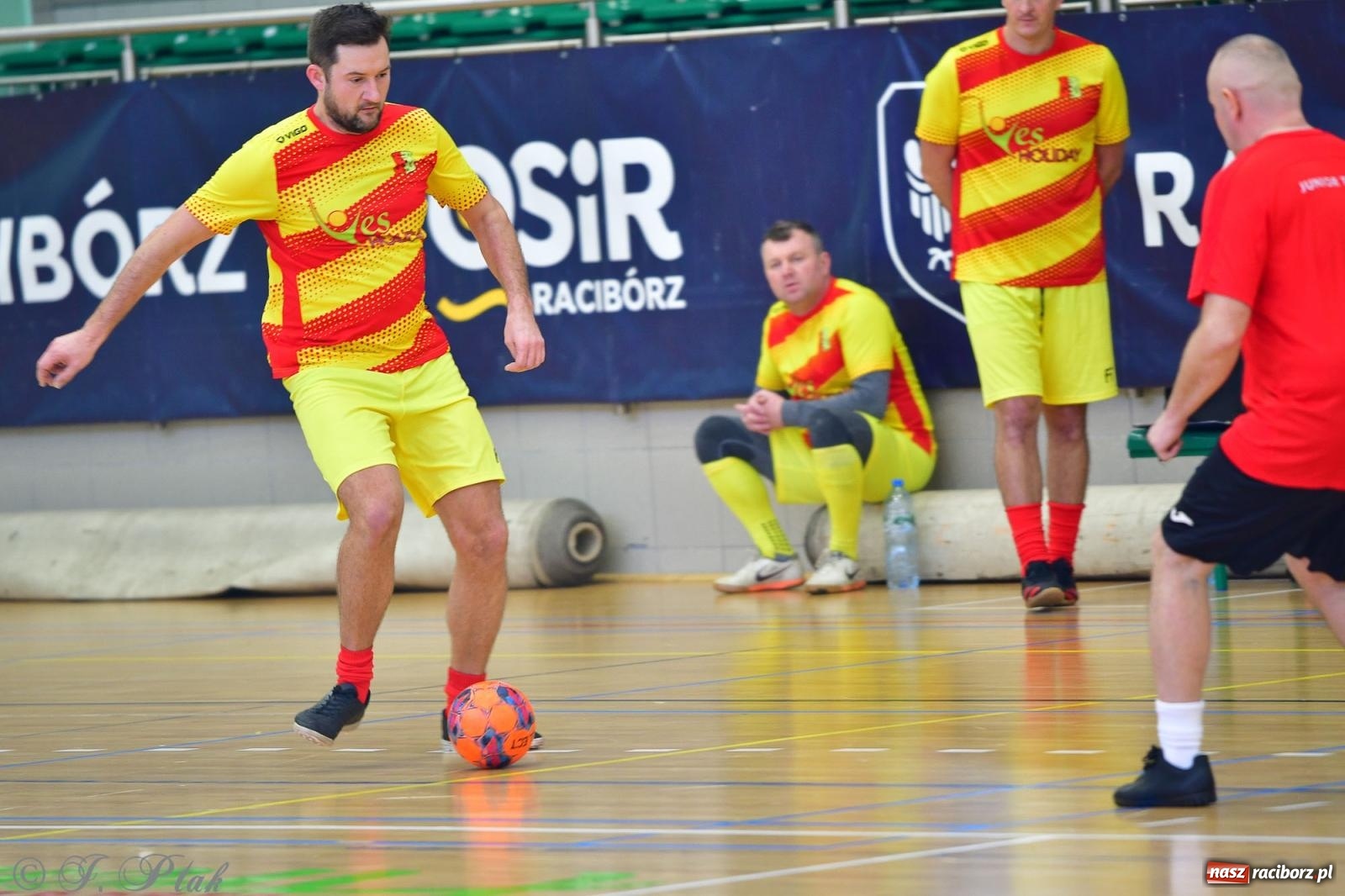 Zdjęcie w galerii na portalu naszraciborz.pl: Rodzice młodych piłkarzy rywalizowali w hali OSiR Racibórz [FOTO] wiadomości z regionu