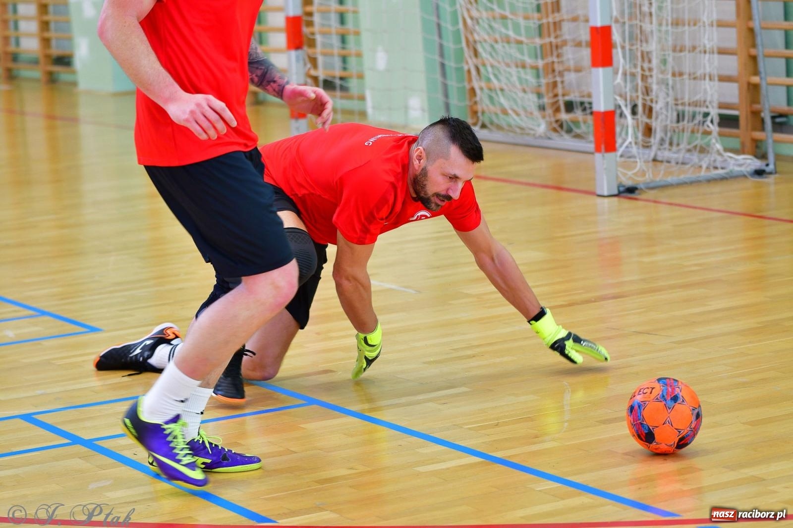 Zdjęcie w galerii na portalu naszraciborz.pl: Rodzice młodych piłkarzy rywalizowali w hali OSiR Racibórz [FOTO] wiadomości z regionu