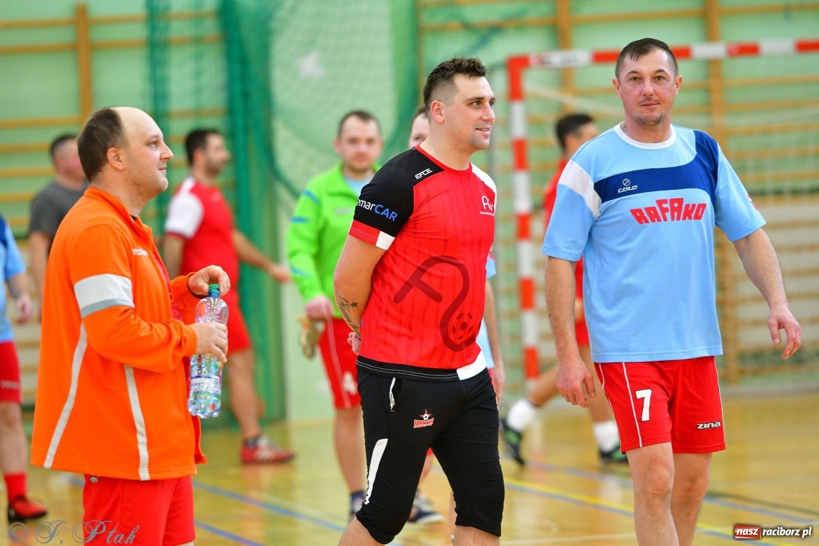 Zdjęcie w galerii na portalu naszraciborz.pl: Rodzice młodych piłkarzy rywalizowali w hali OSiR Racibórz [FOTO] wiadomości z regionu