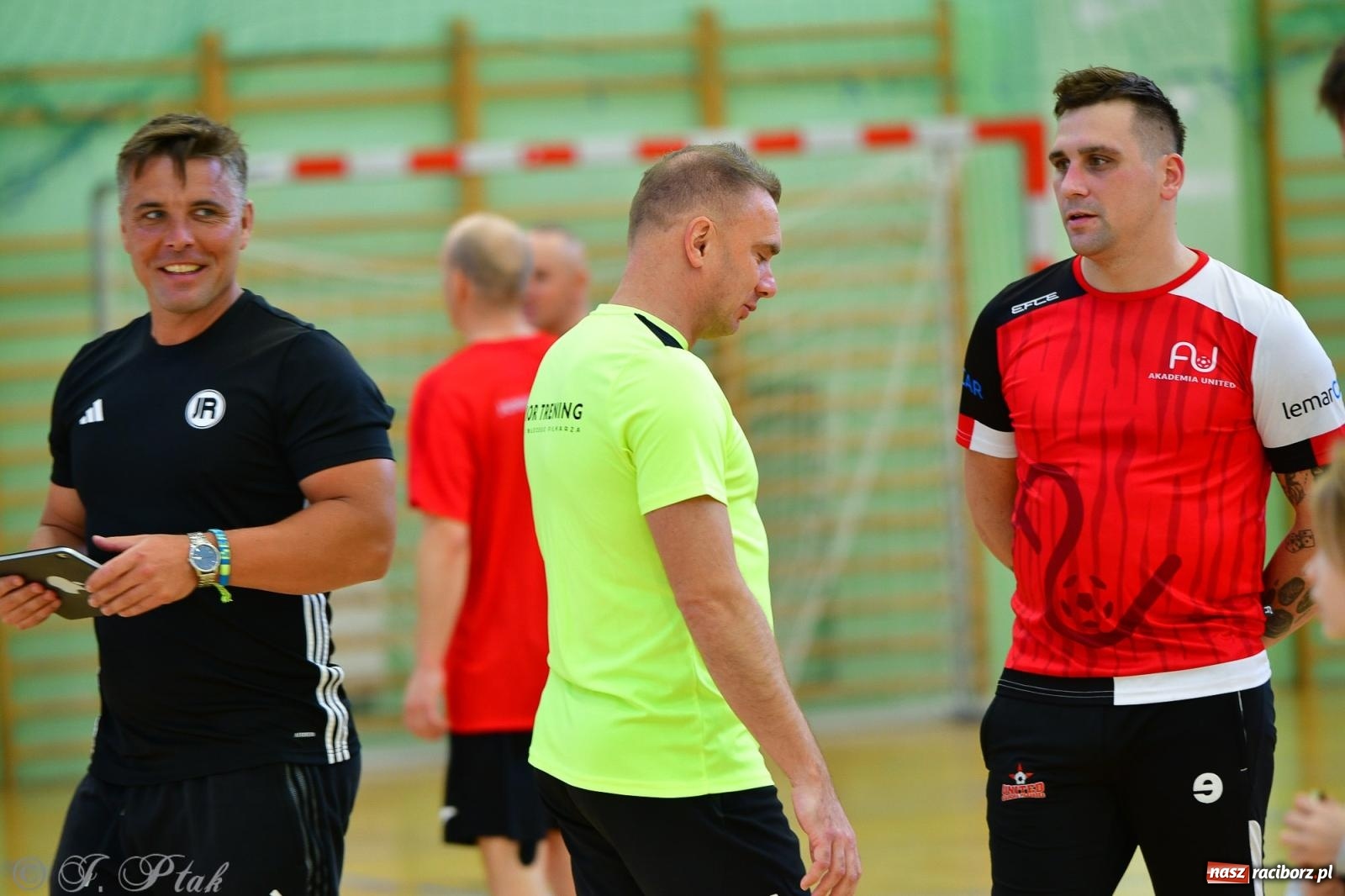 Zdjęcie w galerii na portalu naszraciborz.pl: Rodzice młodych piłkarzy rywalizowali w hali OSiR Racibórz [FOTO] wiadomości z regionu