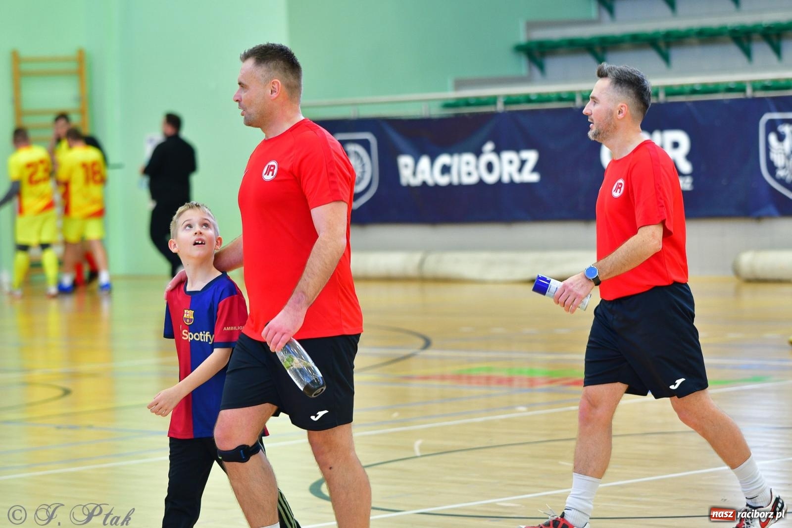 Zdjęcie w galerii na portalu naszraciborz.pl: Rodzice młodych piłkarzy rywalizowali w hali OSiR Racibórz [FOTO] wiadomości z regionu