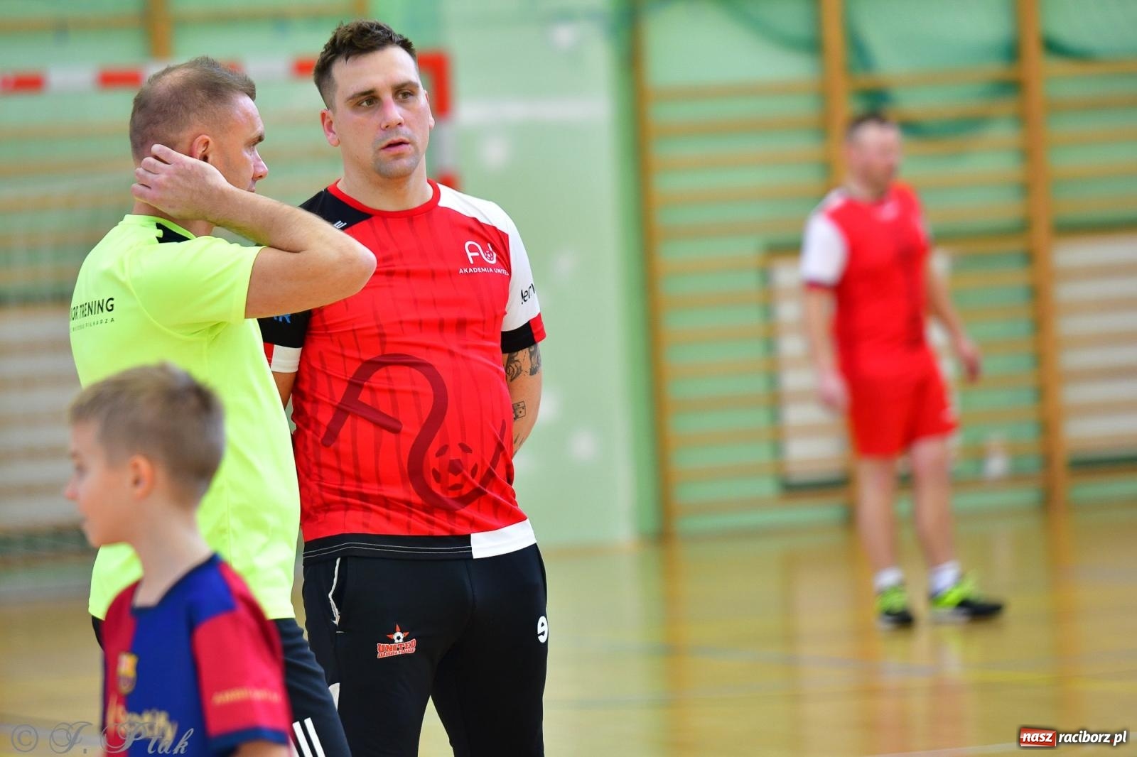 Zdjęcie w galerii na portalu naszraciborz.pl: Rodzice młodych piłkarzy rywalizowali w hali OSiR Racibórz [FOTO] wiadomości z regionu
