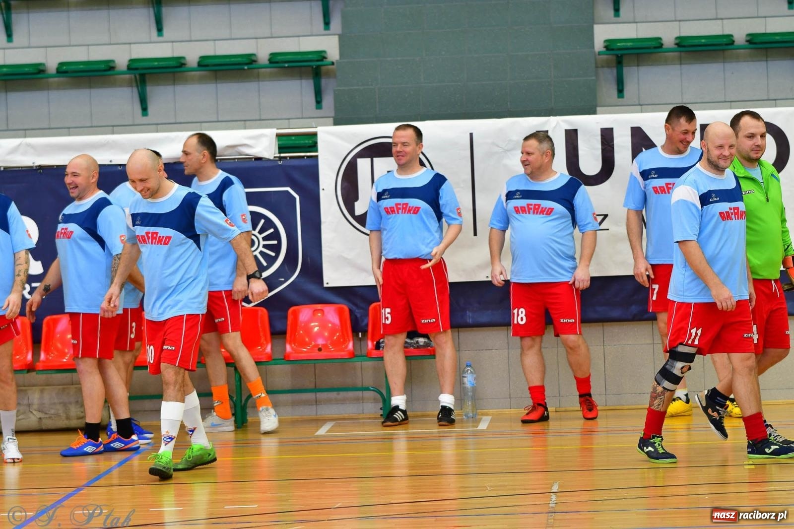 Zdjęcie w galerii na portalu naszraciborz.pl: Rodzice młodych piłkarzy rywalizowali w hali OSiR Racibórz [FOTO] wiadomości z regionu