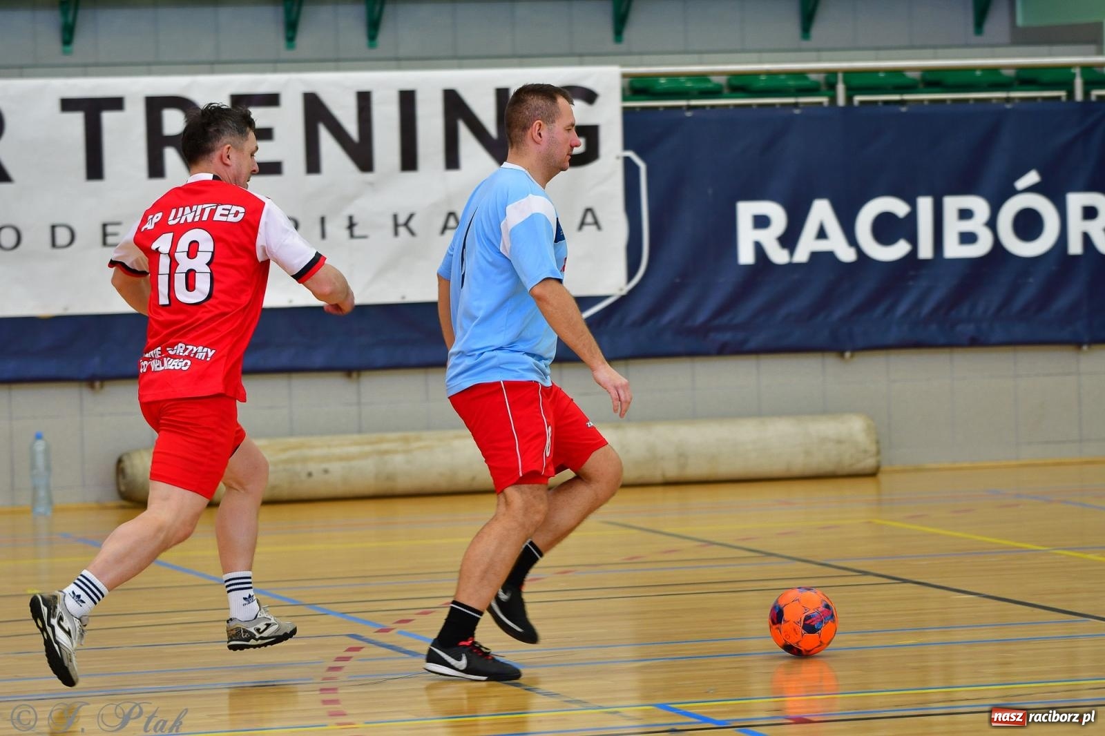 Zdjęcie w galerii na portalu naszraciborz.pl: Rodzice młodych piłkarzy rywalizowali w hali OSiR Racibórz [FOTO] wiadomości z regionu