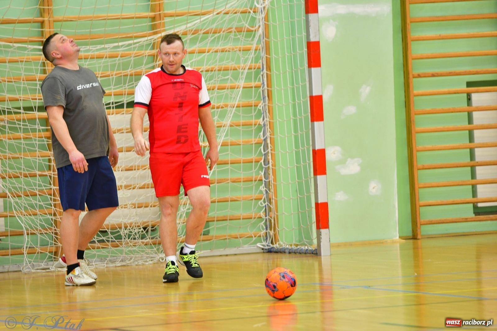 Zdjęcie w galerii na portalu naszraciborz.pl: Rodzice młodych piłkarzy rywalizowali w hali OSiR Racibórz [FOTO] wiadomości z regionu