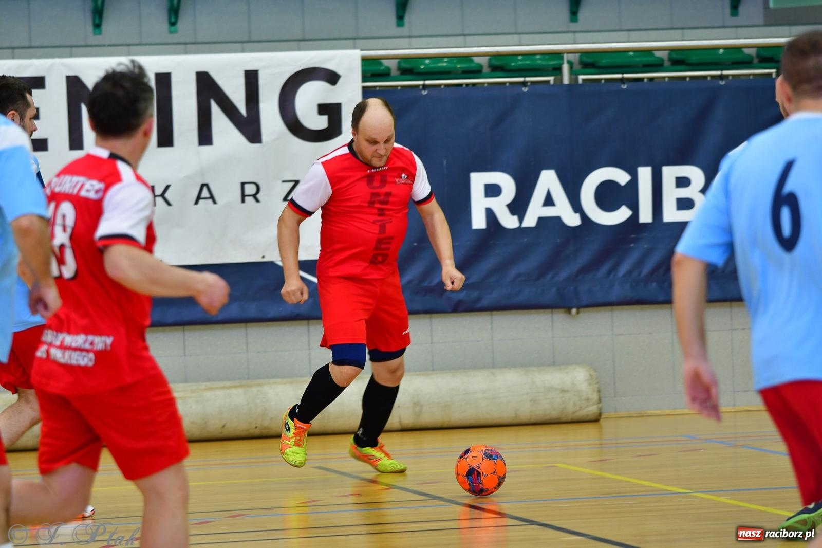 Zdjęcie w galerii na portalu naszraciborz.pl: Rodzice młodych piłkarzy rywalizowali w hali OSiR Racibórz [FOTO] wiadomości z regionu