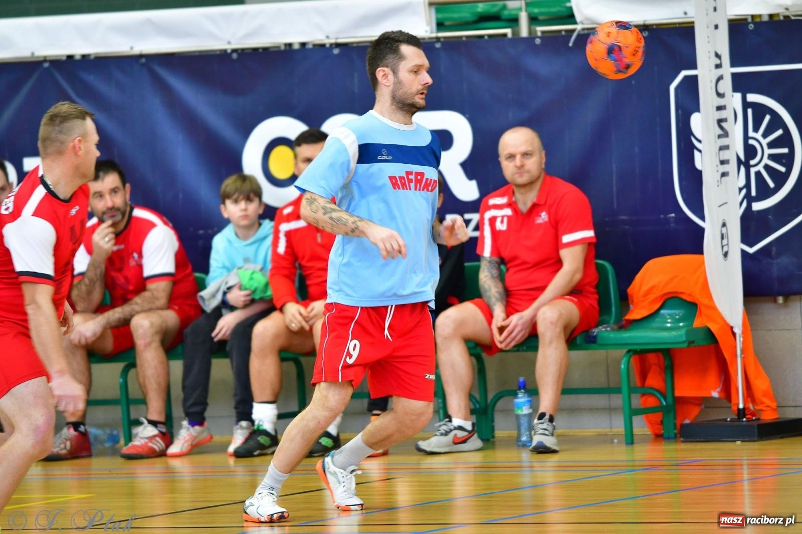 Zdjęcie w galerii na portalu naszraciborz.pl: Rodzice młodych piłkarzy rywalizowali w hali OSiR Racibórz [FOTO] wiadomości z regionu