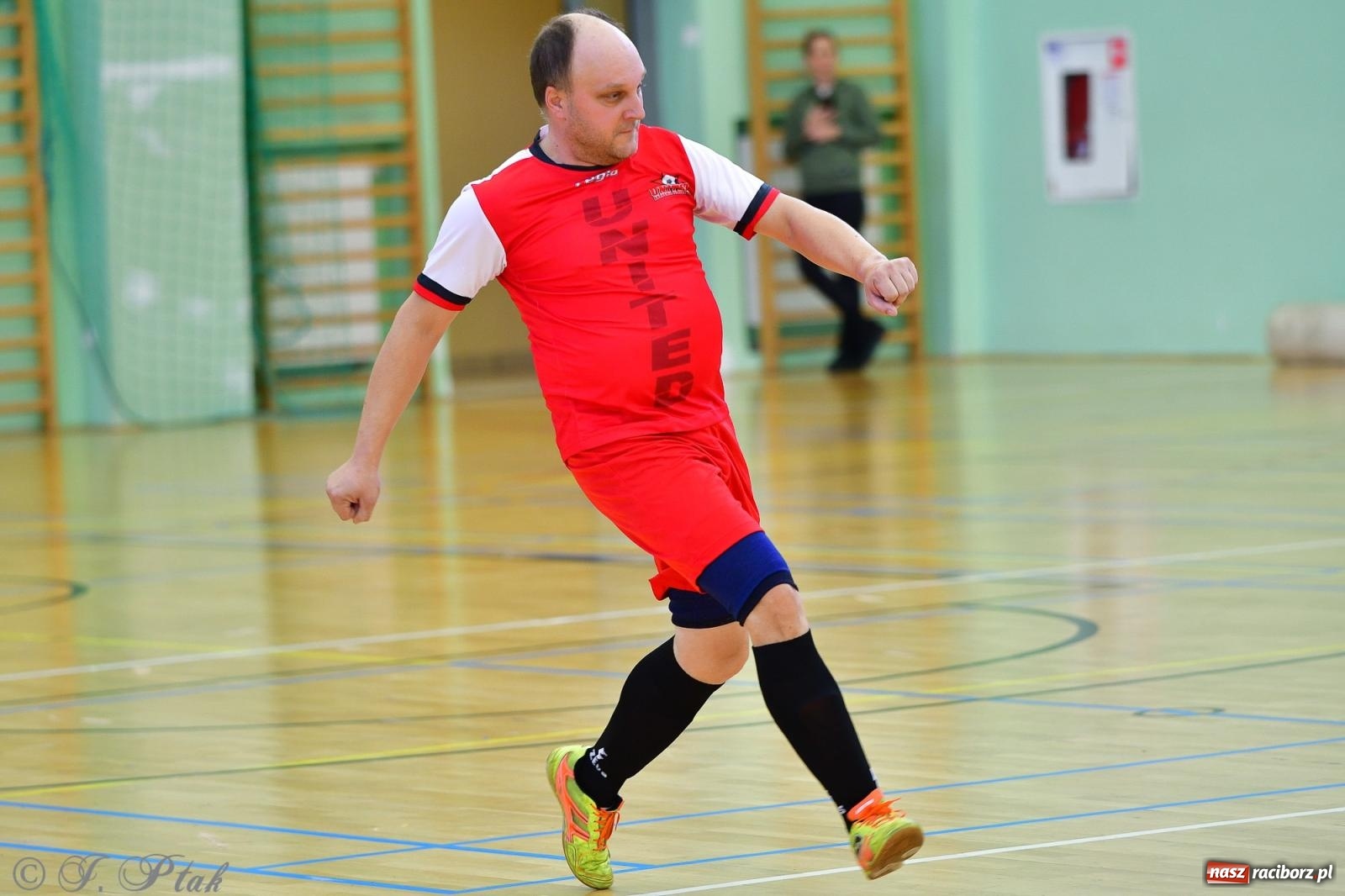 Zdjęcie w galerii na portalu naszraciborz.pl: Rodzice młodych piłkarzy rywalizowali w hali OSiR Racibórz [FOTO] wiadomości z regionu