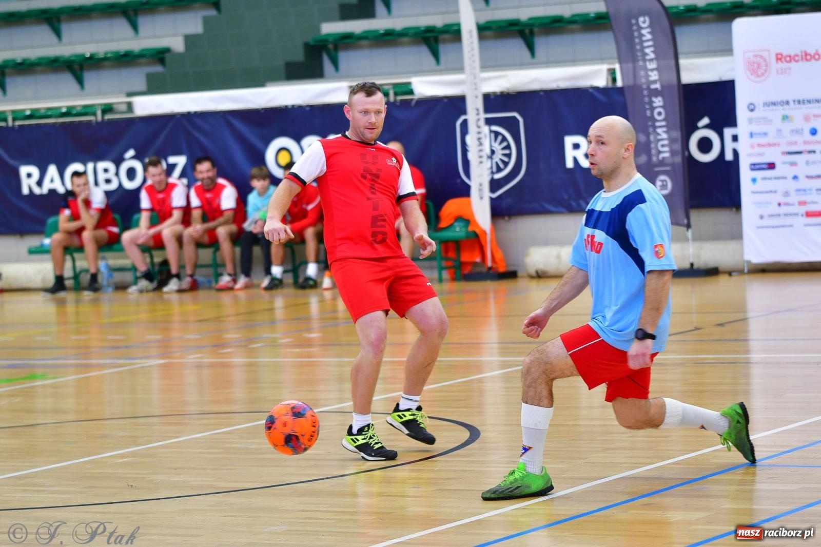 Zdjęcie w galerii na portalu naszraciborz.pl: Rodzice młodych piłkarzy rywalizowali w hali OSiR Racibórz [FOTO] wiadomości z regionu