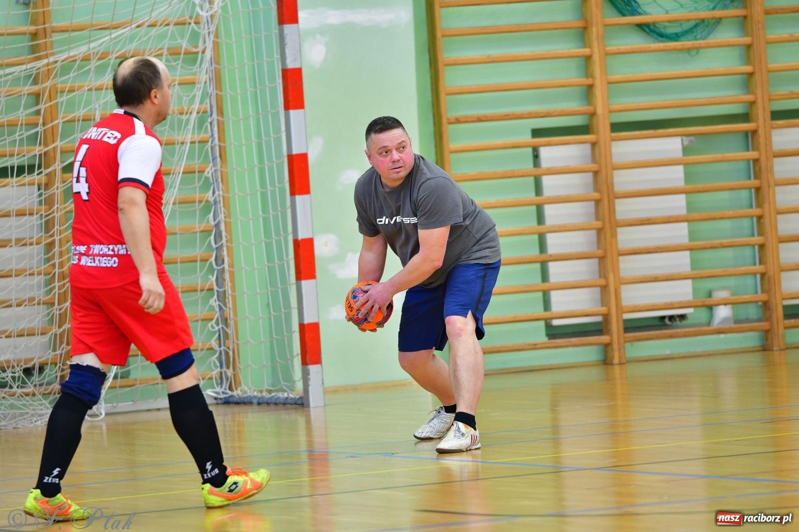 Zdjęcie w galerii na portalu naszraciborz.pl: Rodzice młodych piłkarzy rywalizowali w hali OSiR Racibórz [FOTO] wiadomości z regionu